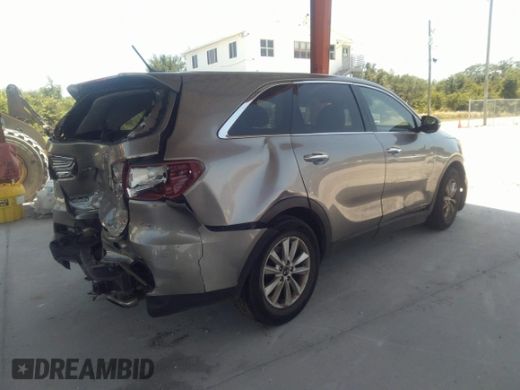 2019 Kia Sorento LX V6 with VIN 5XYPG4A52KG440780, listed as a IAAI auction lot 41673576 with 125,740 mi miles. Bid and sale history available at carsss.com. Image 4.