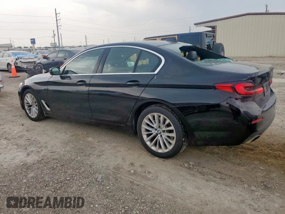 2021 BMW 5 Series 530i z VIN WBA53BH00MCF87964, wystawiony jako Copart lot #55926825 z przebiegiem 88 880 mil mil oraz Czysty tytuł • Clean title. Historia ofert i sprzedaży dostępna na DreamBid. Obrazek 2.