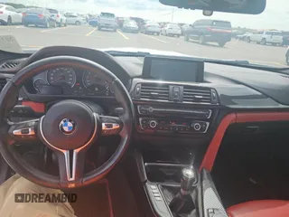 2015 BMW M3 z VIN WBS3C9C57FP803591, wystawiony jako Copart lot #59972975 z przebiegiem 183 051 mil mil oraz Tytuł czysty. Historia ofert i sprzedaży dostępna na DreamBid. Obrazek 9.