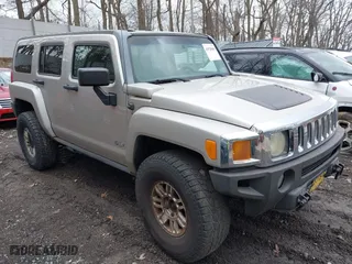 2007 Hummer H3 SUV with VIN 5GTDN13E578254999, listed as a IAAI auction lot 41928088 with 204,185 mi miles. Bid and sale history available at carsss.com. Image 1.