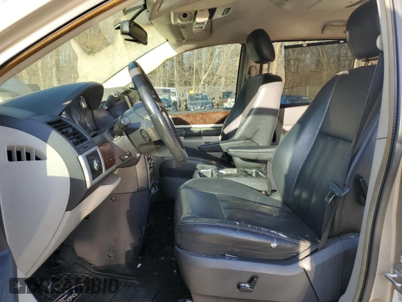 2009 Chrysler Town & Country Touring with VIN 2A8HR54X49R653052, listed as a Copart auction lot 48133155 with 151,527 mi miles and Salvage Title. Bid and sale history available at DreamBid. Image 7.
