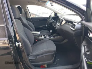 2019 Kia Sorento LX z VIN 5XYPG4A52KG490322, wystawiony jako IAAI lot #41928525 z przebiegiem 89 921 mil mil oraz . Historia ofert i sprzedaży dostępna na DreamBid. Obrazek 5.