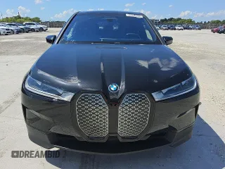 2025 BMW iX xDrive50 z VIN WB523CF07SCS14148, wystawiony jako Copart lot #56604525 z przebiegiem 15 821 mil mil oraz Tytuł czysty. Historia ofert i sprzedaży dostępna na DreamBid. Obrazek 5.