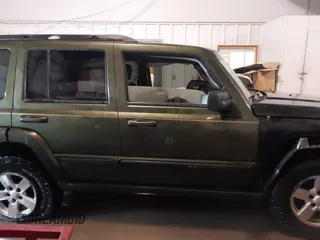 2007 Jeep Commander Sport z VIN 1J8HG48P17C545682, wystawiony jako IAAI lot #41369706 z przebiegiem 187 900 mil mil oraz . Historia ofert i sprzedaży dostępna na DreamBid. Obrazek 14.