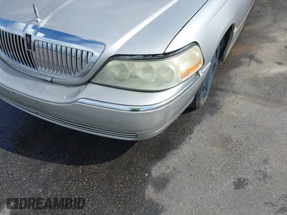 2003 Lincoln Town Car Signature z VIN 1LNHM82W63Y670385, wystawiony jako IAAI lot #41960280 z przebiegiem Nie podano mil oraz . Historia ofert i sprzedaży dostępna na DreamBid. Obrazek 6.