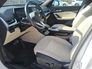2023 BMW X1 xDrive28i z VIN WBX73EF02P5X84109, wystawiony jako Copart lot #57438595 z przebiegiem 25 421 mil mil oraz Tytuł czysty. Historia ofert i sprzedaży dostępna na DreamBid. Obrazek 7.