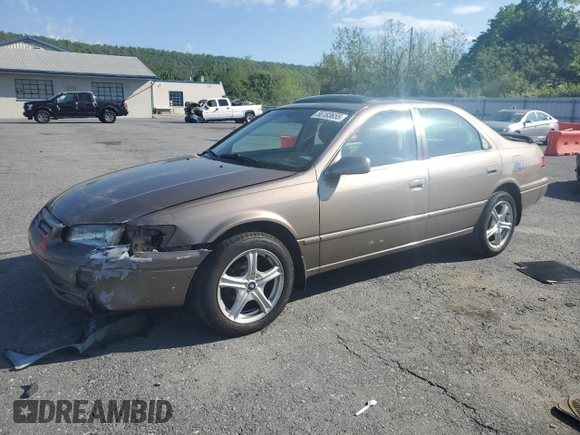 1999 Toyota Camry LE z VIN JT2BG22K0X0295893, wystawiony jako Copart lot #56183655 z przebiegiem 327 172 mil mil oraz Szkoda całkowita • Salvage title. Historia ofert i sprzedaży dostępna na DreamBid. Obrazek 1.