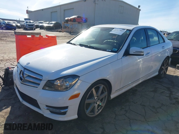 2013 Mercedes-Benz C 300 Sport z VIN WDDGF8AB1DR270633, wystawiony jako IAAI lot #41327883 z przebiegiem 151 021 mil mil oraz . Historia ofert i sprzedaży dostępna na DreamBid. Obrazek 17.
