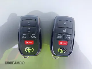 2024 Toyota bZ4X XLE z VIN JTMABACA5RA070254, wystawiony jako IAAI lot #42427736 z przebiegiem 5 718 mil mil oraz . Historia ofert i sprzedaży dostępna na DreamBid. Obrazek 11.