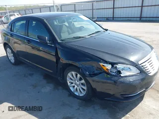 2012 Chrysler 200 Touring z VIN 1C3CCBBB1CN197853, wystawiony jako IAAI lot #42237559 z przebiegiem 133 721 mil mil oraz . Historia ofert i sprzedaży dostępna na DreamBid. Obrazek 1.