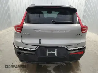 2025 Volvo XC40 Plus Dark Theme z VIN YV4L12UC2S2511031, wystawiony jako Copart lot #54923745 z przebiegiem 7955 mil mil oraz Szkody całkowita. Historia ofert i sprzedaży dostępna na DreamBid. Obrazek 6.