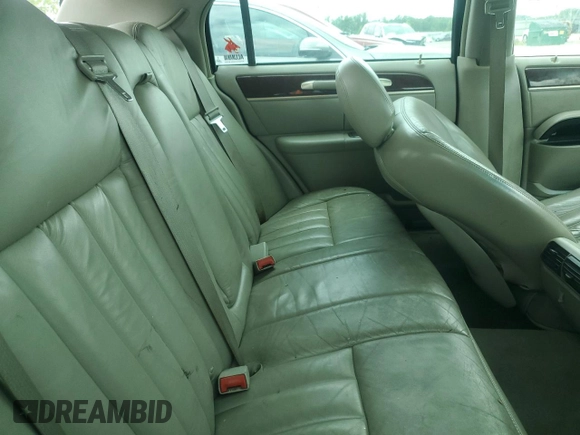 2003 Lincoln Town Car Executive z VIN 1LNHM81W53Y621146, wystawiony jako Copart lot #57822605 z przebiegiem 234 384 mil mil oraz Szkoda całkowita • Salvage title. Historia ofert i sprzedaży dostępna na DreamBid. Obrazek 10.