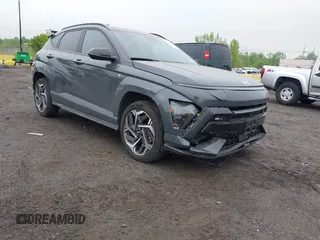 2024 Hyundai Kona N Line z VIN KM8HACA34RU087073, wystawiony jako IAAI lot #42162550 z przebiegiem 12 089 mil mil oraz . Historia ofert i sprzedaży dostępna na DreamBid. Obrazek 1.