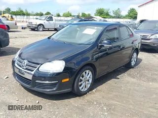 2010 Volkswagen Jetta Limited Edition z VIN 3VWAX7AJXAM128855, wystawiony jako IAAI lot #42355754 z przebiegiem 131 845 mil mil oraz . Historia ofert i sprzedaży dostępna na DreamBid. Obrazek 2.