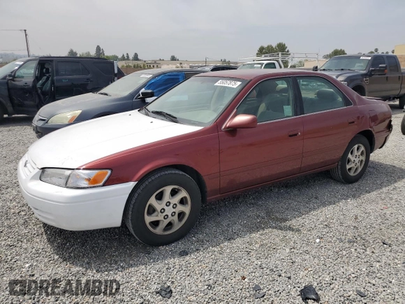 1999 Toyota Camry LE z VIN JT2BF22K8X0181675, wystawiony jako Copart lot #55057875 z przebiegiem 184 657 mil mil oraz Szkoda całkowita • Salvage title. Historia ofert i sprzedaży dostępna na DreamBid. Obrazek 1.