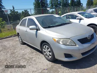 2010 Toyota Corolla z VIN 1NXBU4EEXAZ180022, wystawiony jako IAAI lot #42360286 z przebiegiem 121 221 mil mil oraz . Historia ofert i sprzedaży dostępna na DreamBid. Obrazek 1.