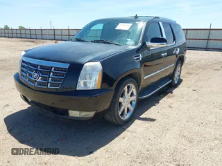 2008 Cadillac Escalade z VIN 1GYEC63858R217384, wystawiony jako IAAI lot #42045588 z przebiegiem 139 578 mil mil oraz . Historia ofert i sprzedaży dostępna na DreamBid. Obrazek 2.