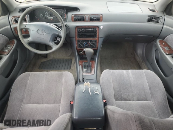 1998 Toyota Camry LE z VIN JT2BG22K6W0179063, wystawiony jako Copart lot #56998295 z przebiegiem 251 129 mil mil oraz Szkoda całkowita • Salvage title. Historia ofert i sprzedaży dostępna na DreamBid. Obrazek 8.