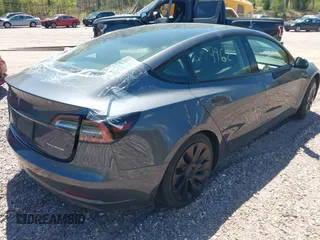 2022 Tesla Model 3 Long Range z VIN 5YJ3E1EB6NF260118, wystawiony jako IAAI lot #42139962 z przebiegiem 52 566 mil mil oraz . Historia ofert i sprzedaży dostępna na DreamBid. Obrazek 4.