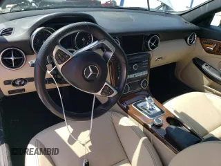 2018 Mercedes-Benz SLC 300 z VIN WDDPK3JA6JF152323, wystawiony jako Copart lot #51812223 z przebiegiem 24 861 mil mil oraz . Historia ofert i sprzedaży dostępna na DreamBid. Obrazek 8.