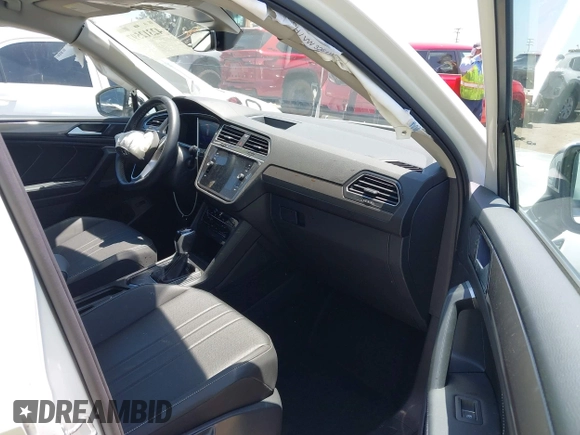 2024 Volkswagen Tiguan SE z VIN 3VVNB7AX4RM198923, wystawiony jako IAAI lot #42312597 z przebiegiem 6 827 mil mil oraz . Historia ofert i sprzedaży dostępna na DreamBid. Obrazek 5.