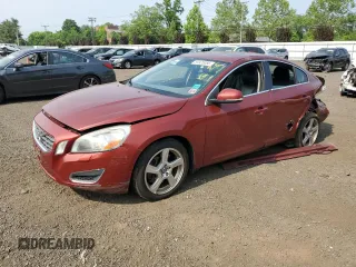 2013 Volvo S60 T5 Premier z VIN YV1612FS7D2173272, wystawiony jako Copart lot #59925085 z przebiegiem 164 757 mil mil oraz Szkoda całkowita • Salvage title. Historia ofert i sprzedaży dostępna na DreamBid. Obrazek 1.