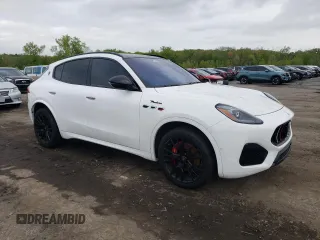 2023 Maserati Grecale Modena z VIN ZN682AVM9P7427417, wystawiony jako Copart lot #51734044 z przebiegiem 14 605 mil mil oraz . Historia ofert i sprzedaży dostępna na DreamBid. Obrazek 4.