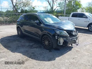 2015 Lincoln MKC z VIN 5LMCJ1A97FUJ22751, wystawiony jako IAAI lot #42266144 z przebiegiem 153 295 mil mil oraz . Historia ofert i sprzedaży dostępna na DreamBid. Obrazek 1.