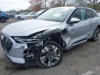 2022 Audi e-tron Premium z VIN WA1AAAGE3NB033122, wystawiony jako IAAI lot #42081343 z przebiegiem 36 171 mil mil oraz . Historia ofert i sprzedaży dostępna na DreamBid. Obrazek 2.