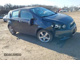 2015 Chevrolet Sonic LTZ z VIN 1G1JE6SB7F4102851, wystawiony jako IAAI lot #41770470 z przebiegiem 146 148 mil mil oraz . Historia ofert i sprzedaży dostępna na DreamBid. Obrazek 1.