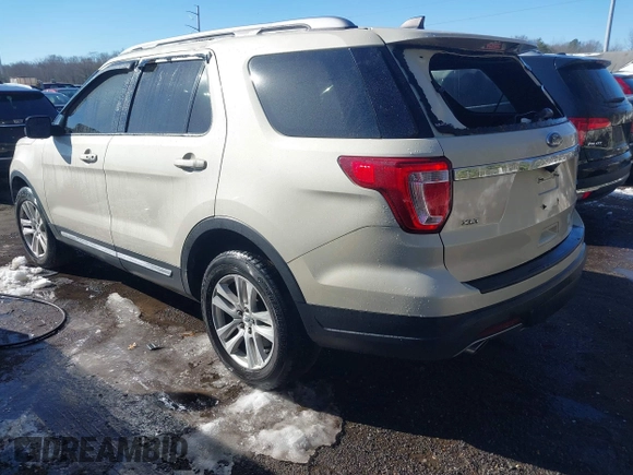 2018 Ford Explorer XLT z VIN 1FM5K8D81JGA18090, wystawiony jako IAAI lot #41316187 z przebiegiem 136 199 mil mil oraz . Historia ofert i sprzedaży dostępna na DreamBid. Obrazek 3.