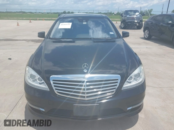 2012 Mercedes-Benz S 550 z VIN WDDNG7DB2CA430249, wystawiony jako IAAI lot #42393133 z przebiegiem 107 283 mil mil oraz . Historia ofert i sprzedaży dostępna na DreamBid. Obrazek 12.