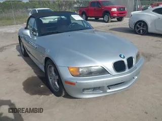 1996 BMW 3 Series Z3 1.9 z VIN 4USCH7326TLB69676, wystawiony jako IAAI lot #42169380 z przebiegiem 152 524 mil mil oraz . Historia ofert i sprzedaży dostępna na DreamBid. Obrazek 1.