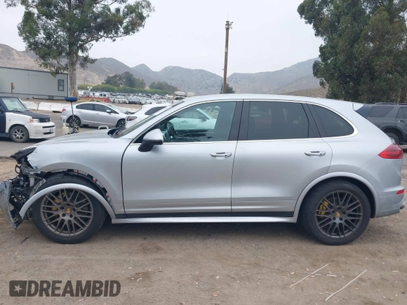 2017 Porsche Cayenne S z VIN WP1AB2A2XHLA51668, wystawiony jako IAAI lot #42347854 z przebiegiem 85 227 mil mil oraz . Historia ofert i sprzedaży dostępna na DreamBid. Obrazek 14.