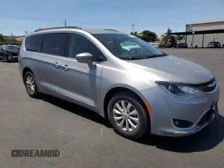 2017 Chrysler Pacifica Touring L with VIN 2C4RC1BG1HR539758, listed as a Copart auction lot 53117135 with 130,628 mi miles and Clean Title. Bid and sale history available at DreamBid. Image 4.