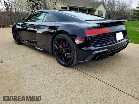 2021 Audi R8 z VIN WUAKBAFX4M7901384, wystawiony jako Copart lot #51984055 z przebiegiem 5 665 mil mil oraz Czysty tytuł • Clean title. Historia ofert i sprzedaży dostępna na DreamBid. Obrazek 3.