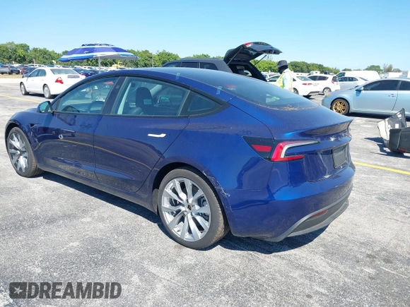 2024 Tesla Model 3 z VIN 5YJ3E1EAXRF751577, wystawiony jako IAAI lot #41831992 z przebiegiem 11 mil mil oraz . Historia ofert i sprzedaży dostępna na DreamBid. Obrazek 3.