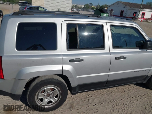 2011 Jeep Patriot Latitude with VIN 1J4NT1GA3BD220000, listed as a IAAI auction lot 41703041 with 138,945 mi miles. Bid and sale history available at carsss.com. Image 12.