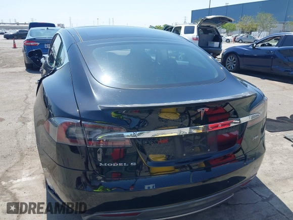 2013 Tesla Model S Performance z VIN 5YJSA1CP6DFP08779, wystawiony jako IAAI lot #42172960 z przebiegiem 136 450 mil mil oraz . Historia ofert i sprzedaży dostępna na DreamBid. Obrazek 16.