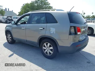 2012 Kia Sorento LX z VIN 5XYKT3A69CG214682, wystawiony jako IAAI lot #42243166 z przebiegiem 125 323 mil mil oraz . Historia ofert i sprzedaży dostępna na DreamBid. Obrazek 3.