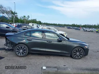 2022 Volvo S60 Momentum z VIN 7JRL12FZ1NG162991, wystawiony jako IAAI lot #42364000 z przebiegiem 69 626 mil mil oraz . Historia ofert i sprzedaży dostępna na DreamBid. Obrazek 13.