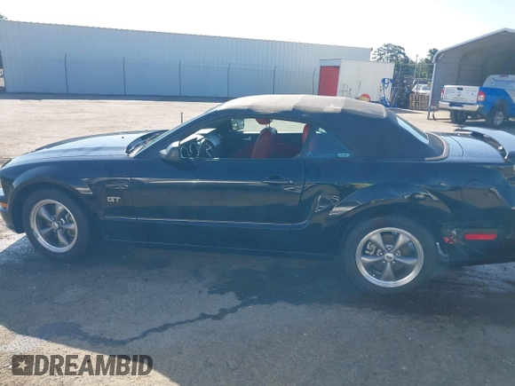 2005 Ford Mustang GT Deluxe с VIN 1ZVFT85H355174523, выставлен на аукционе IAAI как лот 42532902 с пробегом 61 406 миль миль и . История ставок и продаж доступна на DreamBid. Изображение 14.
