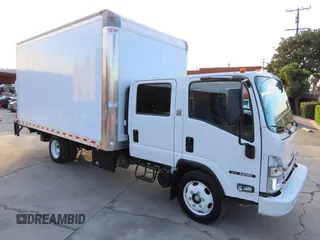 2024 Isuzu NRR z VIN JALE5J160R7303704, wystawiony jako Copart lot #42787625 z przebiegiem 20 089 mil mil oraz Szkody całkowita. Historia ofert i sprzedaży dostępna na DreamBid. Obrazek 1.