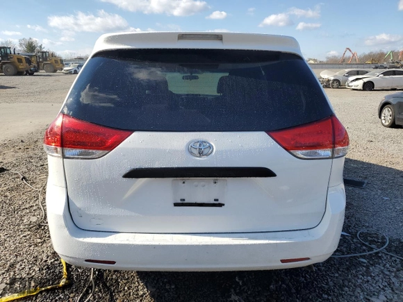 2014 Toyota Sienna L с VIN 5TDZK3DC5ES451825, выставлен на аукционе Copart как лот 79619074 с пробегом 151 146 миль миль и Списание • Salvage title. История ставок и продаж доступна на DreamBid. Изображение 6.