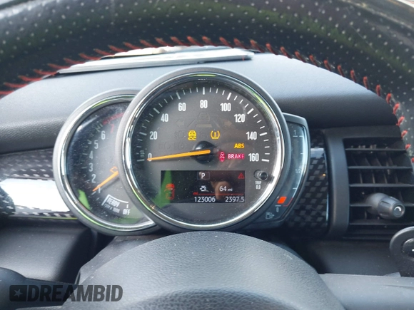 2020 MINI Hardtop Cooper S z VIN WMWXR5C00L2M23924, wystawiony jako IAAI lot #41520706 z przebiegiem 123 006 mil mil oraz . Historia ofert i sprzedaży dostępna na DreamBid. Obrazek 7.