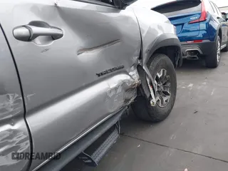 2020 Toyota Tacoma SR5 z VIN 3TMCZ5AN6LM288974, wystawiony jako IAAI lot #42185181 z przebiegiem 94 759 mil mil oraz . Historia ofert i sprzedaży dostępna na DreamBid. Obrazek 21.