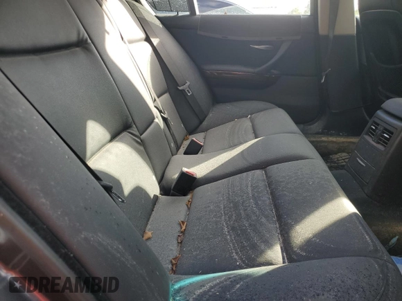 2006 BMW 3 Series 325i z VIN WBAVB13556KX43728, wystawiony jako Copart lot #85220364 z przebiegiem Nie podano mil oraz Nie do naprawy • Non repairable. Historia ofert i sprzedaży dostępna na DreamBid. Obrazek 10.