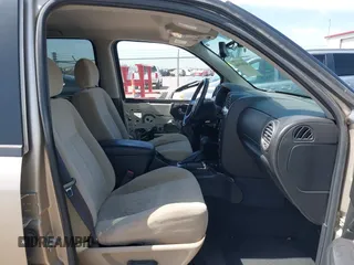 2005 GMC Envoy SLE with VIN 1GKDT13S252264932, listed as a IAAI auction lot 41981566 with 140,566 mi miles. Bid and sale history available at carsss.com. Image 5.