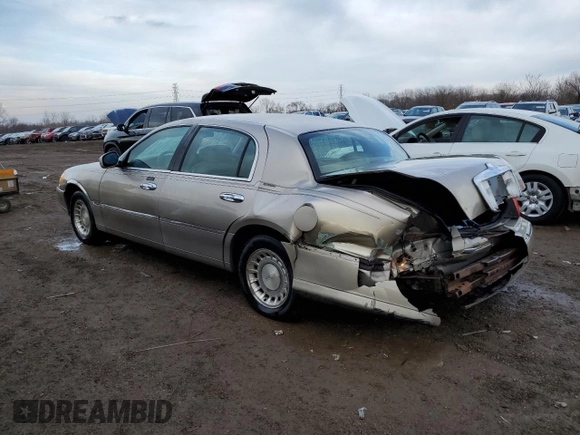 2001 Lincoln Town Car Executive z VIN 1LNHM81W81Y700002, wystawiony jako Copart lot #47018365 z przebiegiem 129 456 mil mil oraz Szkoda całkowita • Salvage title. Historia ofert i sprzedaży dostępna na DreamBid. Obrazek 2.