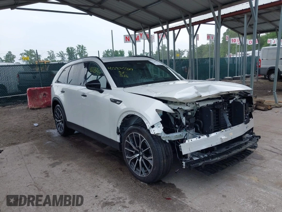 2025 Mazda CX-70 Premium Plus z VIN JM3KJEHA6S1111740, wystawiony jako IAAI lot #42287159 z przebiegiem 2 502 mil mil oraz . Historia ofert i sprzedaży dostępna na DreamBid. Obrazek 1.
